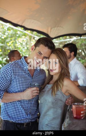 Portrait de couple avoir un verre de cocktail au comptoir dans restaurant Banque D'Images