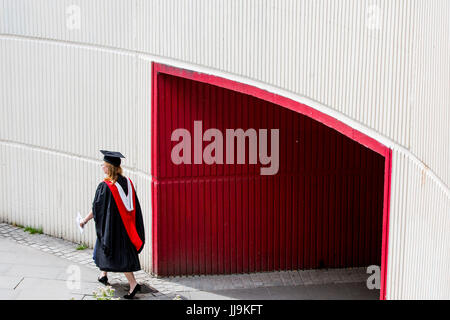 Finissants dans le centre-ville de Cardiff lors de l'obtention du diplôme de l'Université de Cardiff, Pays de Galles, Royaume-Uni la semaine. 18 juillet 2017. Photo par Mark Hawkins Banque D'Images