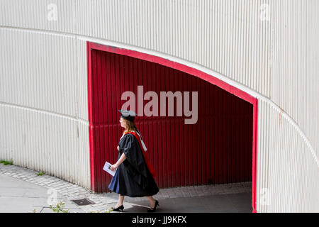 Finissants dans le centre-ville de Cardiff lors de l'obtention du diplôme de l'Université de Cardiff, Pays de Galles, Royaume-Uni la semaine. 18 juillet 2017. Photo par Mark Hawkins Banque D'Images