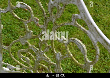 Close up of aluminium laqué blanc meubles de jardin en plein air les modes de défilement re Banque D'Images