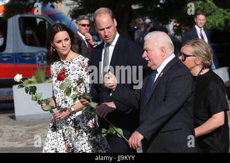 Le duc et la duchesse de Cambridge avec l'ancien président polonais Lech Walesa lors d'une visite au chantier naval de Gdansk, berceau du mouvement de solidarité de la Pologne qui a contribué au renversement du régime communiste. Banque D'Images