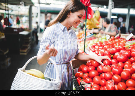 Photo de femme au marché acheter des légumes Banque D'Images