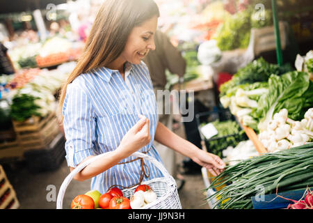 Photo de femme au marché acheter des légumes Banque D'Images