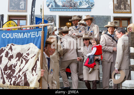 Un groupe de guides de montagne italiennes sont vêtus de vêtements traditionnels du Guide pour un défilé Courmayeur Alpine à travers le village de Courmayeur. Banque D'Images