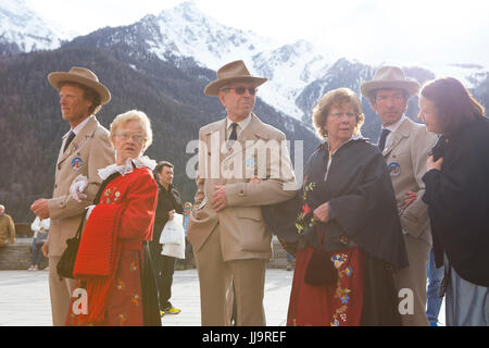 Un groupe de guides de montagne italiennes sont vêtus de vêtements traditionnels du Guide pour un défilé Courmayeur Alpine à travers le village de Courmayeur. Banque D'Images