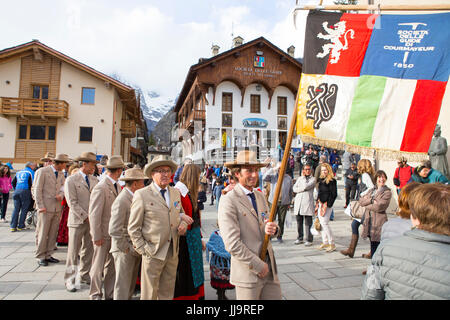 Un groupe de guides de montagne italiennes sont vêtus de vêtements traditionnels du Guide pour un défilé Courmayeur Alpine à travers le village de Courmayeur. Banque D'Images