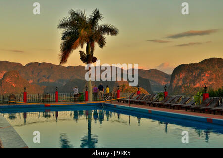 Hôtel Horizontes Los Jazmines et piscine surplombant la vallée de Vinales avec des collines calcaires appelées 'magotes' Banque D'Images