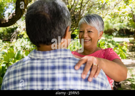 Happy senior couple dancing in garden sur une journée ensoleillée Banque D'Images