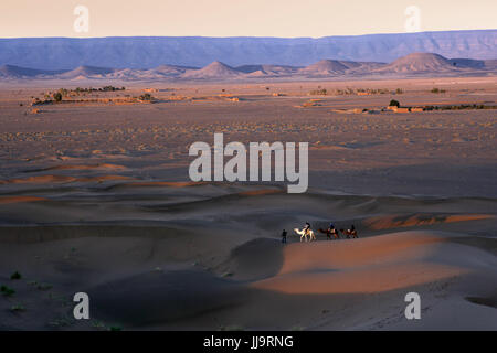 Erg Chebbi dunes au lever du soleil, désert du Sahara, près de Merzouga, Maroc, Afrique du Nord Banque D'Images