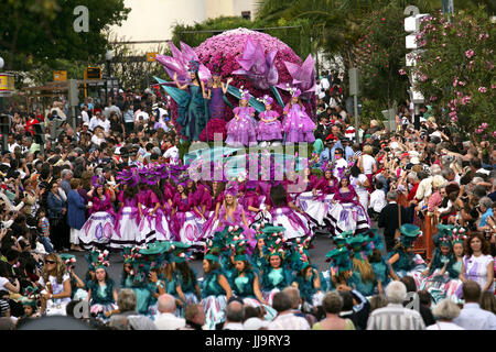 Les filles en fleurs Festival costumes posant sur un flotteur Floral du Madeira Flower Festival Parade, Funchal, Madeira, Portugal Banque D'Images