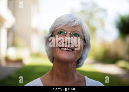 Close-up of smiling senior woman wearing eyeglasses at park Banque D'Images