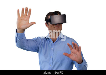 Smiling businessman gesturing lors du port de lunettes contre des verres vr vr Banque D'Images