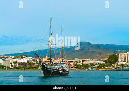 Bateau pirate touristique ancré près de la plage de las americas, tenerife, Îles Canaries Banque D'Images