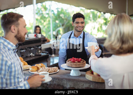 Serveur de client au comptoir dans restaurant Banque D'Images