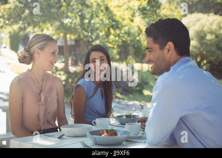 Groupe d'amis en train de déjeuner dans un restaurant. Banque D'Images