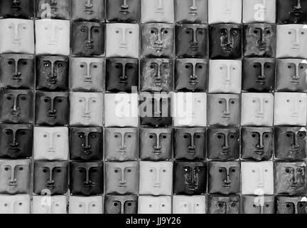 De multiples visages avec la même expression. Banque D'Images