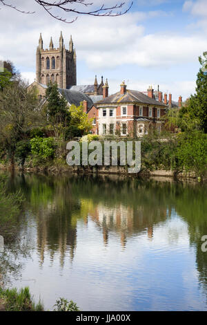 Cathédrale de Hereford et les maisons qui se reflètent dans la rivière Wye. Banque D'Images