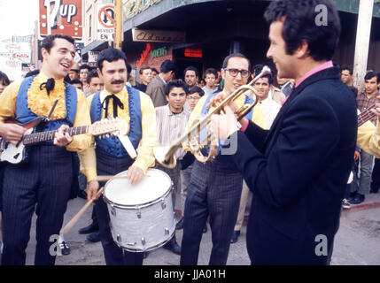 Herb Alpert et le Tijuana Brass effectuer dans les rues de Tijuana. Banque D'Images