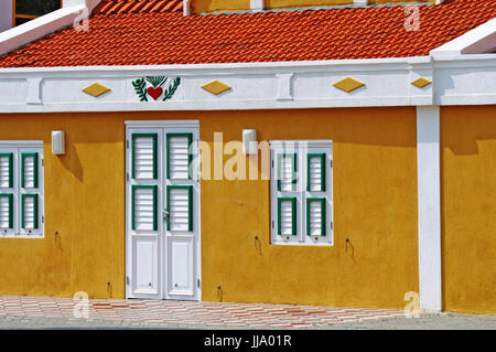 Dutch artchitecture distinctes sur l'île d'Aruba est mis en évidence dans ce bâtiment en ciment avec le toit en pente et les volets de la porte et windows Banque D'Images