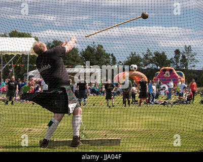 Stonehaven, Écosse - 16 juillet 2017 : un concurrent sur le lancer de marteau à l'Highland Games à Stonehaven, Ecosse. Banque D'Images