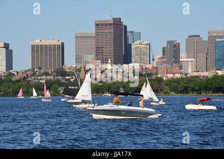 Le centre-ville de Boston Skyline et Beacon Hill vu de la Charles River, dans le Massachusetts, New England Banque D'Images