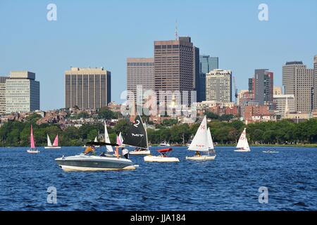 Le centre-ville de Boston Skyline et Beacon Hill vu de la Charles River, dans le Massachusetts, New England Banque D'Images