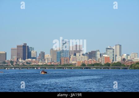 Le centre-ville de Boston Skyline et Beacon Hill vu de la Charles River, dans le Massachusetts, New England Banque D'Images