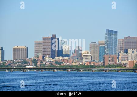 Le centre-ville de Boston Skyline et Beacon Hill vu de la Charles River, dans le Massachusetts, New England Banque D'Images