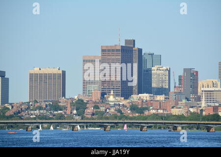 Le centre-ville de Boston Skyline et Beacon Hill vu de la Charles River, dans le Massachusetts, New England Banque D'Images