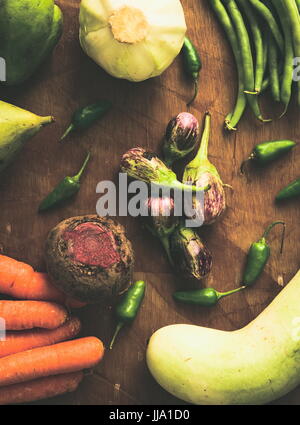 Fruits et légumes fraîchement cueillis à proximité d'un marché agricole. Banque D'Images