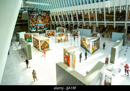 Dans l'exposition World Trade Center's Oculus apparaît près de la Chapelle Sixtine de Michel-Ange répliques Banque D'Images