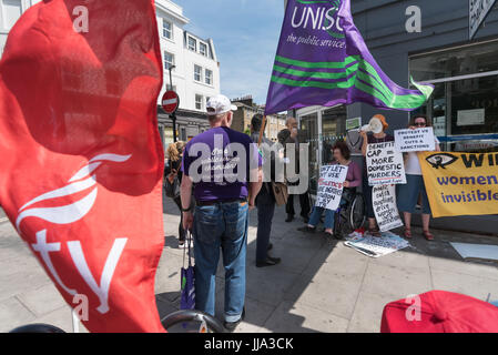 Londres, Royaume-Uni. 18 juillet 2017.l'unisson et d'unir les drapeaux de la Communauté à la manifestation devant le Jobcentre Kentish Town par WinVisible, Unite, Camden communautaire Kilburn Chômeurs, Groupe d'autodéfense, les mères seules, l'élan de Camden, l'anglais collectif de prostituées, toutes les femmes du groupe africain, et d'autres dans les personnes handicapées contre les coupures jour d'actions locales à travers le pays contre les effets des réductions des prestations et des réformes de la sécurité sociale sur les pauvres et en particulier sur la mobilité. Crédit : Peter Marshall/Alamy Live News Banque D'Images