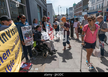 Londres, Royaume-Uni. 18 juillet 2017. Les gens protester devant Jobcentre Kentish Town par WinVisible, Unite, Camden communautaire Kilburn Chômeurs, Groupe d'autodéfense, les mères seules, l'élan de Camden, l'anglais collectif de prostituées, toutes les femmes du groupe africain, et d'autres dans les personnes handicapées contre les coupures jour d'actions locales à travers le pays contre les effets des réductions des prestations et des réformes de la sécurité sociale sur les pauvres et en particulier sur la mobilité. Crédit : Peter Marshall/Alamy Live News Banque D'Images