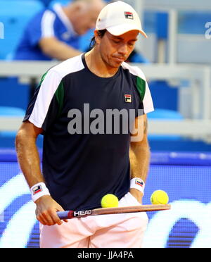 Umag, Croatie. Juil 18, 2017. Carlos Berlocq de l'Argentine les yeux les balles pendant le match de simple Berlocq v Roublev au 28e ATP Umag Croatie Plava laguna au tournoi à la Goran Ivanisevic, stade ATP le 18 juillet 2017 à Umag. Credit : Andrea Spinelli/Alamy Live News Banque D'Images