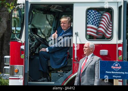 Washington, États-Unis d'Amérique. 17 juillet, 2017. Président américain Donald Trump donne un coup de pouce alors qu'il était assis derrière le volant d'un camion de pompier Pierce comme Vice-président Mike Pence ressemble sur fabriqué en Amérique au cours de la présentation du produit sur la pelouse Sud de la Maison Blanche le 17 juillet 2017 à Washington, DC. Credit : Planetpix/Alamy Live News Banque D'Images