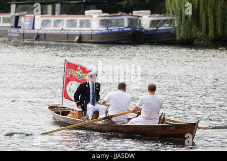 Eton, Royaume-Uni.18th juillet 2017.Les monteurs de cygnes partent du pont Eton au début de la deuxième journée du recensement de la montée de cygnes.La remontée des cygnes est un recensement annuel de cinq jours qui exige la collecte, le marquage et la libération de tous les cygnets, ou cygnes muets, sur la Tamise.Elle remonte à plus de 800 ans, jusqu'à ce que la Couronne revendique la propriété de tous les cygnes muets.Le deuxième jour du recensement a lieu entre le pont Windsor et l'écluse Marlow.Crédit : Mark Kerrison/Alamy Live News Banque D'Images