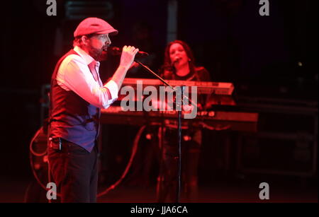 Juillet 18, 2017 - Juillet 18, 2017 Marbella (Malaga, Andalousie) Le Roi de la meringue pour la première fois à l'starlite festival Juan Luis Guerra a fait l'auditoire Starlite obtenez la bilirubine jusqu'au rythme de la salsa, merengue et bachata. Le chanteur-compositeur dominicain a donné un concert dans lequel il a réalisé son plus connu des succès comme ''OjalÃ¡ que llueva café'' et ''Bulles d'amour'' ainsi que des chansons de son dernier album ''Todo tiene su hora' Credit : - Photos Lorenzo Carnero/ZUMA/Alamy Fil Live News Banque D'Images