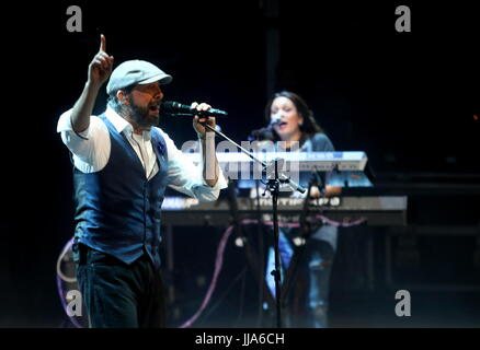 Juillet 18, 2017 - Juillet 18, 2017 Marbella (Malaga, Andalousie) Le Roi de la meringue pour la première fois à l'starlite festival Juan Luis Guerra a fait l'auditoire Starlite obtenez la bilirubine jusqu'au rythme de la salsa, merengue et bachata. Le chanteur-compositeur dominicain a donné un concert dans lequel il a réalisé son plus connu des succès comme ''OjalÃ¡ que llueva café'' et ''Bulles d'amour'' ainsi que des chansons de son dernier album ''Todo tiene su hora' Credit : - Photos Lorenzo Carnero/ZUMA/Alamy Fil Live News Banque D'Images