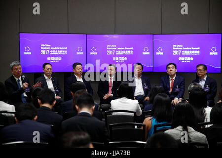 (170719) -- WASHINGTON, D.C., le 19 juillet 2017 (Xinhua) -- Jack Ma (C), fondateur et président de l'e-commerce chinois Alibaba géant, prend part à une conférence de presse avec d'autres chefs d'entreprises chinois au cours de la 2017 Chine-États-Unis Sommet des Chefs d'entreprise à Washington, DC Le 18 juillet 2017. Jack Ma a dit ici le mardi que les dirigeants chinois et américains doivent joindre à la force à définir pour une plus grande coopération entre les deux pays les plus importants dans l'avenir plutôt que de se concentrer sur "les problèmes du passé." (Xinhua/Ting Shen) (aa) Banque D'Images