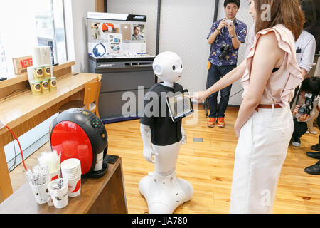 Tokyo, Japon. 19 juillet, 2017. Sydney, Australie. Un membre du personnel commande un robot humanoïde de café Poivre en magasin SoftBank à Ginza le 19 juillet 2017, Tokyo, Japon. Le robot humanoïde Pepper est programmé pour interagir avec les gens tout en servant du café Nescafé pour une promotion spéciale du 19 juillet au 2 août 2017. Credit : Rodrigo Reyes Marin/AFLO/Alamy Live News Banque D'Images