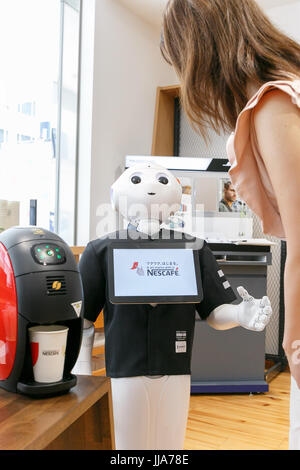Tokyo, Japon. 19 juillet, 2017. Sydney, Australie. Un membre du personnel commande un robot humanoïde de café Poivre en magasin SoftBank à Ginza le 19 juillet 2017, Tokyo, Japon. Le robot humanoïde Pepper est programmé pour interagir avec les gens tout en servant du café Nescafé pour une promotion spéciale du 19 juillet au 2 août 2017. Credit : Rodrigo Reyes Marin/AFLO/Alamy Live News Banque D'Images