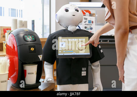 Tokyo, Japon. 19 juillet, 2017. Sydney, Australie. Un membre du personnel commande un robot humanoïde de café Poivre en magasin SoftBank à Ginza le 19 juillet 2017, Tokyo, Japon. Le robot humanoïde Pepper est programmé pour interagir avec les gens tout en servant du café Nescafé pour une promotion spéciale du 19 juillet au 2 août 2017. Credit : Rodrigo Reyes Marin/AFLO/Alamy Live News Banque D'Images