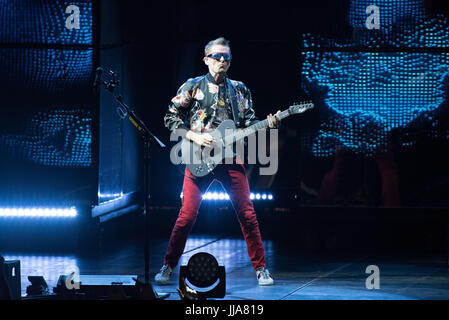 Toronto, Ontario, Canada. 18 juillet, 2017. Groupe de rock britannique fait sold out show au stade Budwiser à Toronto. Membres du groupe : Matt Bellamy, Chris Wolstenholme et Dominic HOWARD/Vidyashev Crédit : Igor Fil ZUMA/Alamy Live News Banque D'Images