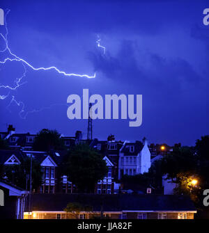 Brighton, UK. 19 juillet, 2017. Au cours de la foudre sur mât de télévision Whitehawk Hill dans l'Est de Brighton et des maisons de la région de Queens Park comme un orage a balayé la ville pendant la nuit . La tempête a causé des dégâts dans certaines régions de la Grande-Bretagne mais il devrait être chaud et sec : Crédit d'aujourd'hui Simon Dack/Alamy Live News Banque D'Images