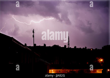 Brighton, UK. 19 juillet, 2017. Au cours de la foudre sur mât de télévision Whitehawk Hill dans l'Est de Brighton et des maisons de la région de Queens Park comme un orage a balayé la ville pendant la nuit . La tempête a causé des dégâts dans certaines régions de la Grande-Bretagne mais il devrait être chaud et sec : Crédit d'aujourd'hui Simon Dack/Alamy Live News Banque D'Images