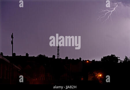 Brighton, UK. 19 juillet, 2017. Au cours de la foudre sur mât de télévision Whitehawk Hill dans l'Est de Brighton et des maisons de la région de Queens Park comme un orage a balayé la ville pendant la nuit . La tempête a causé des dégâts dans certaines régions de la Grande-Bretagne mais il devrait être chaud et sec : Crédit d'aujourd'hui Simon Dack/Alamy Live News Banque D'Images