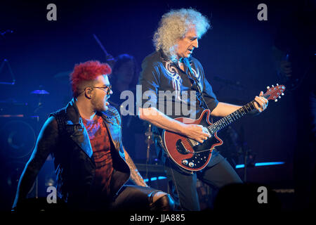 Toronto, Ontario, Canada. 18 juillet, 2017. Légende du rock britannique le guitariste Brian mai de reine avec ADAM LAMBERT effectue au Centre Air Canada à Toronto. Crédit : Igor/Vidyashev ZUMA Wire/Alamy Live News Banque D'Images