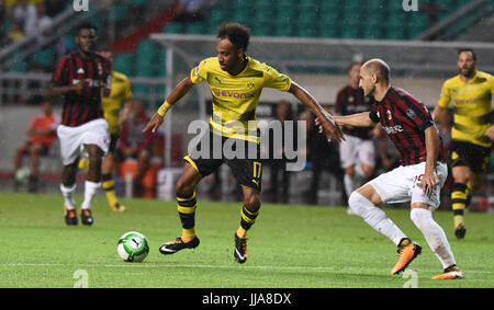 Guangzhou, Guangzhou, Chine. 18 juillet, 2017. Guangzhou, Chine - 18 juillet 2017 : (usage éditorial uniquement. Chine OUT) Borussia Dortmund bat l'AC Milan 3-1 lors de la Coupe des Champions internationaux à Guangzhou, province du Guangdong en Chine du sud, le 18 juillet 2017. Crédit : SIPA Asie/ZUMA/Alamy Fil Live News Banque D'Images