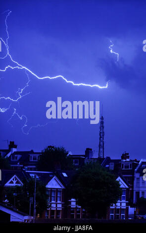 Brighton, UK. 19 juillet, 2017. Au cours de la foudre sur mât de télévision Whitehawk Hill dans l'Est de Brighton et des maisons de la région de Queens Park comme un orage a balayé la ville pendant la nuit . La tempête a causé des dégâts dans certaines régions de la Grande-Bretagne mais il devrait être chaud et sec : Crédit d'aujourd'hui Simon Dack/Alamy Live News Banque D'Images