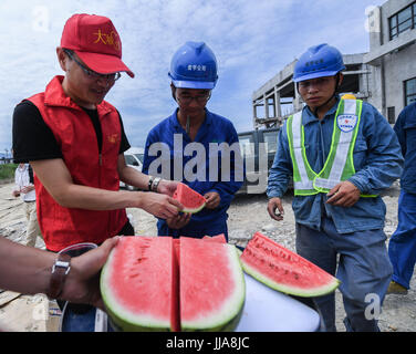 Ningbo, province de Zhejiang en Chine. 19 juillet, 2017. Envoyer des volontaires pour les travailleurs des pastèques dans la chaleur à Yuyao City, Zhejiang Province de Chine orientale, le 19 juillet 2017. Credit : Xu Yu/Xinhua/Alamy Live News Banque D'Images